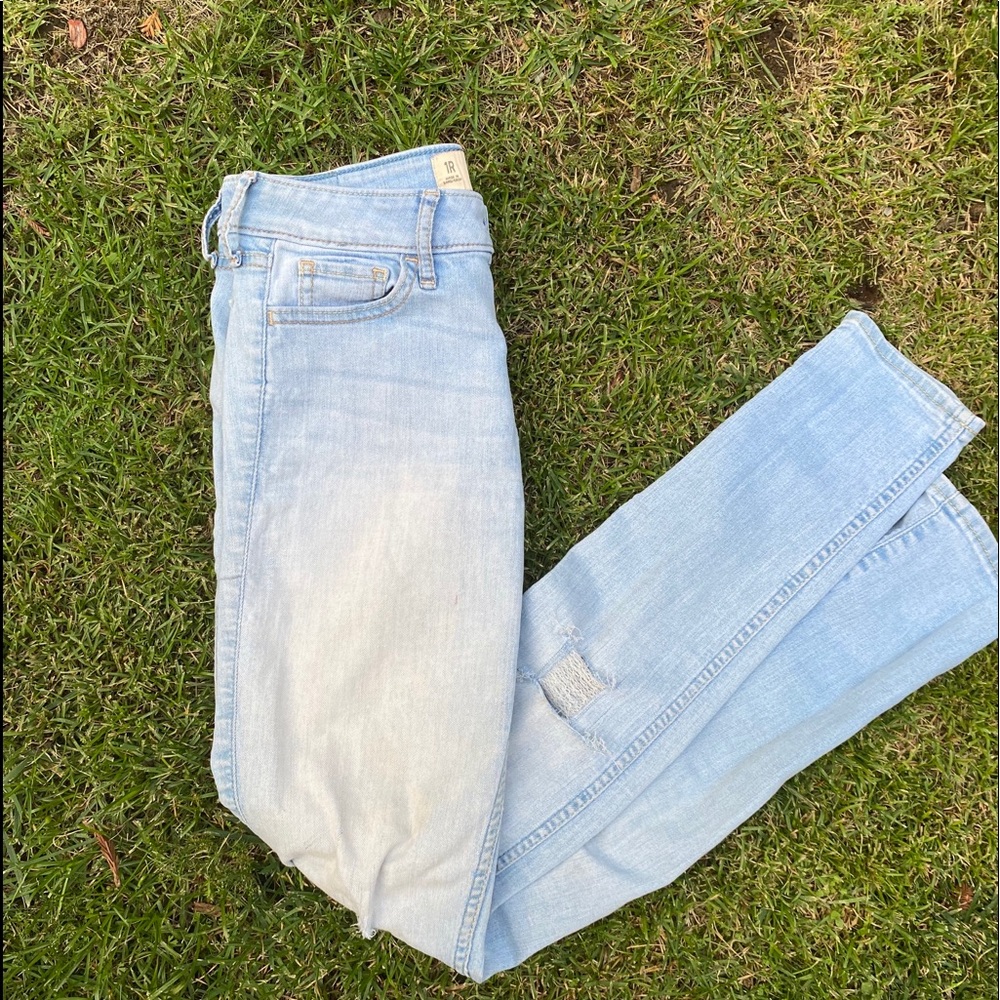 Light Washed Hollister Low-Rise Jeans Sz: 1